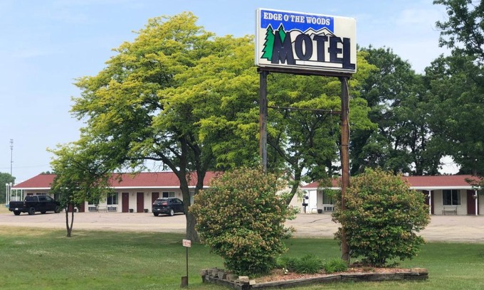 New Lisbon Hotel | Experience Comfort at Edge Of The Woods Motel - Rated 9/10