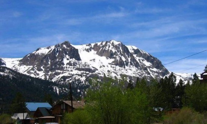 June Lake Condo | Family-Friendly Edgewater #13: Cozy 2 Bd/2 Bth Retreat
