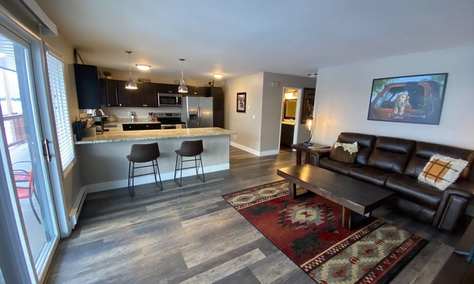 Polson House | Lake View Retreat: Edgewater #7 Eagle with Breakfast Included