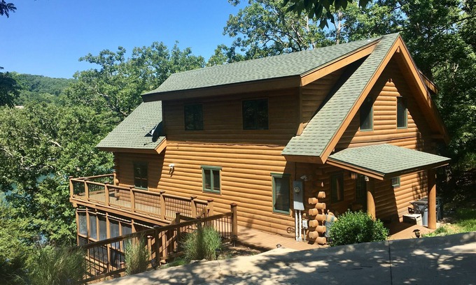 Sylvan Shores Cabin | Edgewater Lodge: Waterfront 4BR Cabin with Spa & Views