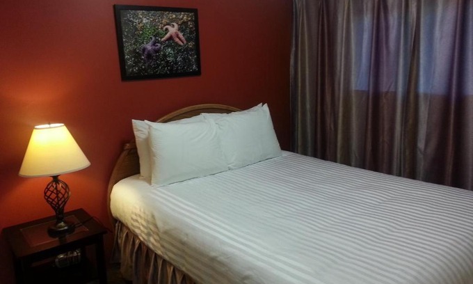 Campbell River Hotel | Cozy Edgewater Motel: Private Beach & Ocean Views Await