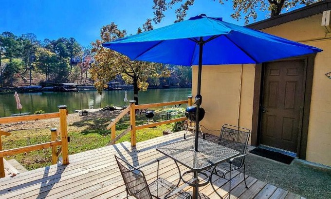 Mid America House | Relax at Edgewater Resort on Lake Hamilton for Families & Pets