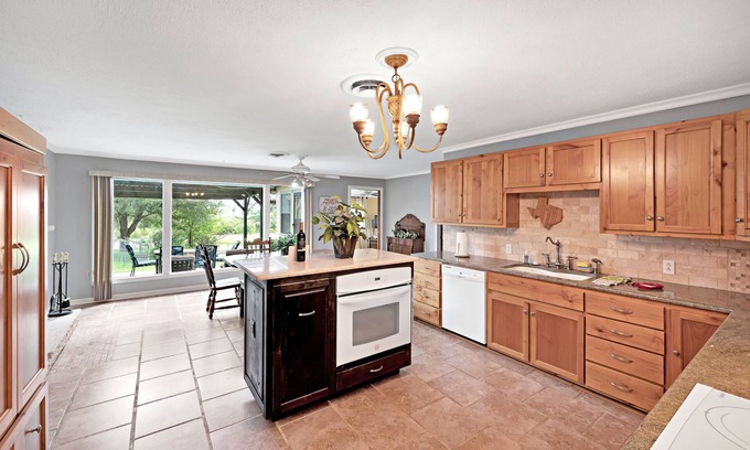 Lake Whitney House | Scenic Edgewater Retreat - Lakeview Home with Breakfast