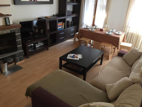 El Pueyo de Jaca Apartment | Pet-Friendly Stay at Edif. La Corona with Hot Tub Access