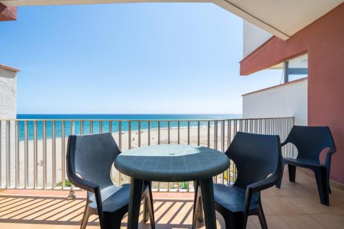 Sant Salvador Apartment | Oceanfront Retreat at Edificio Victoria - Family Friendly Stays