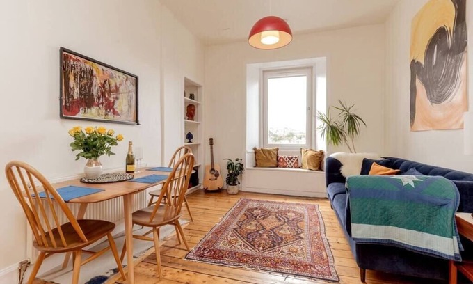 Bonnington Apartment | Bright 2BD Flat for 4 in Edinburgh with Kitchen Amenities
