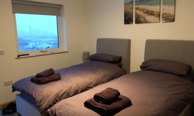Strathcarron Apartment | Discover Edindoune: Pet-Friendly with Breakfast & Hot Tub