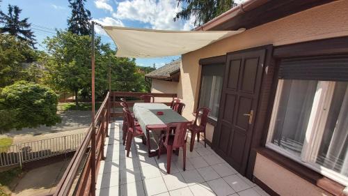 Hajduszoboszlo Apartment | Comfortable Edit Apartmanház with Kitchen Amenities