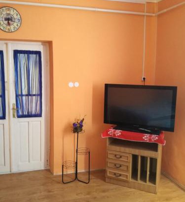 Tiszaujvaros House | Pet-Friendly Edit Vendégház with Breakfast and Family Perks