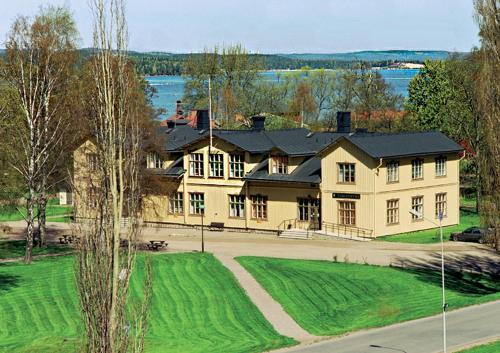 Karlsborg Bed & Breakfast | Cozy Edith's Pensionat: Oceanfront Retreat for All