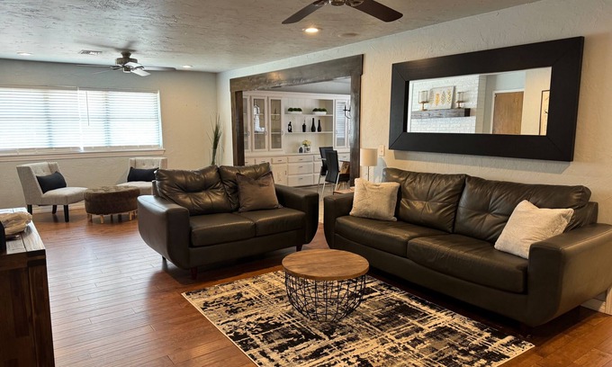 Edmond House | Serene 4 Bedroom Ranch House with Spa and Breakfast