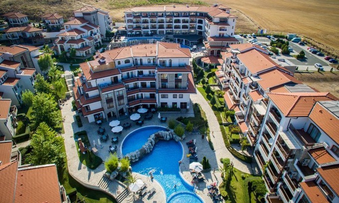 Aheloy Apartment | Edmond Apartment: Oceanfront Retreat with Free Highspeed Wi-Fi