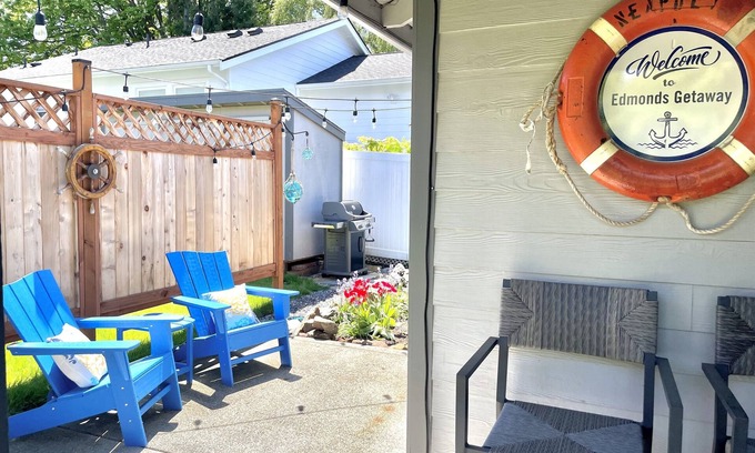 The Bowl of Edmonds House | Downtown Edmonds Getaway: 1 BR with Ocean View & Kitchen