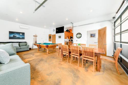 Garibaldi Apartment | Pet-Friendly Edna's Corner Game Room Awaits Your Stay