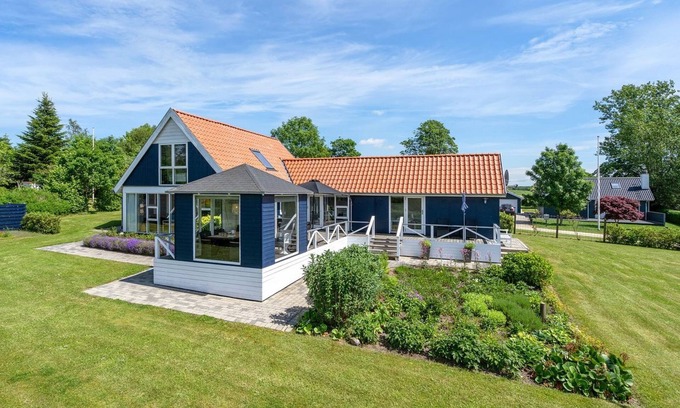 Hjarbæk House | Relaxing Oceanfront Retreat: Edvia Just Steps from Inlet