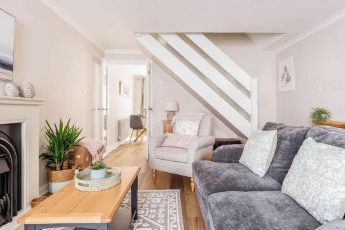 Poole House | Edward Cottage: 4-Star Stay for Families & Pets Welcome