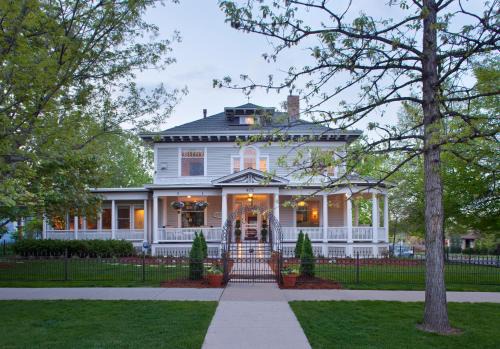 Old Town West Hotel | Elegant Edwards House: Highly Rated with Restaurant & Breakfast