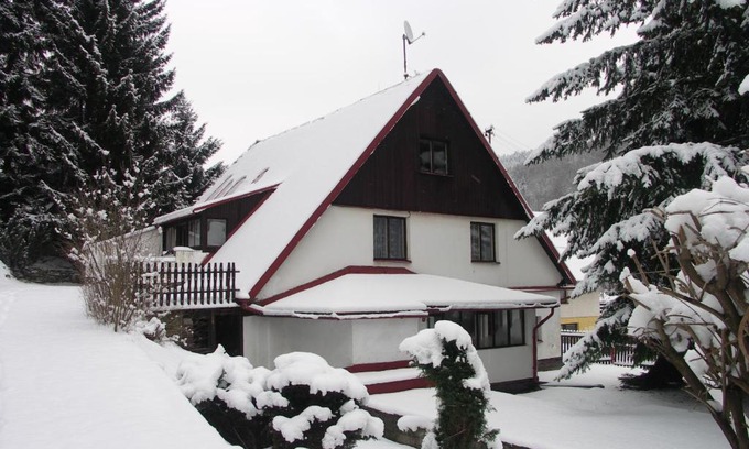 Svoboda nad Upou House | Pet-Friendly Getaway at Edy Dum with Family Amenities