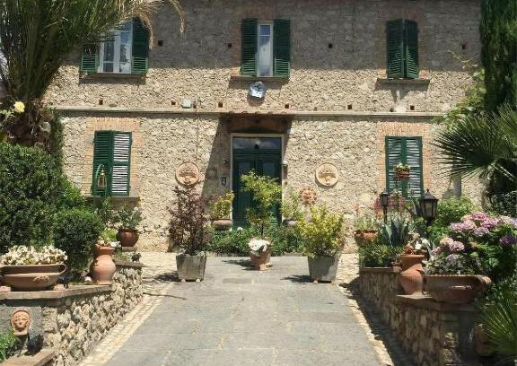 Castiglione in Teverina Apartment | Convenient Edy House: Family and Pet-Friendly Retreat