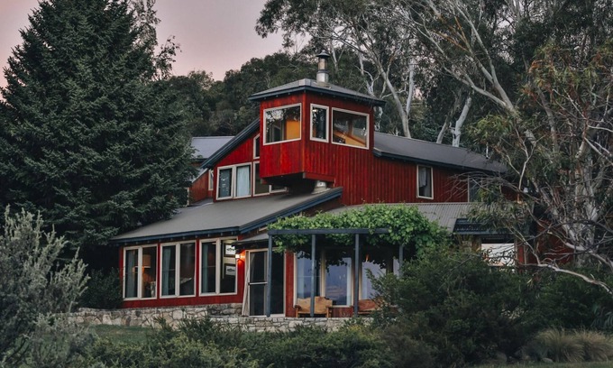 East Jindabyne House | Edzell - Waterfront Retreat with Pool & Family-Friendly Amenities