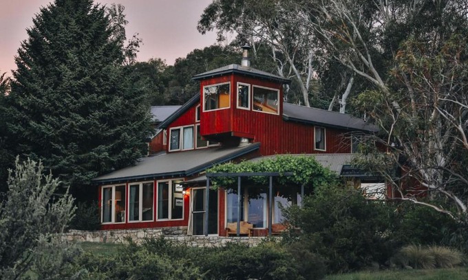 East Jindabyne House | Elegance Awaits at Edzell Waterfront Home - 4-Star Stay