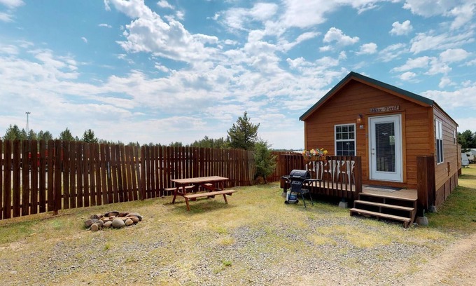 Island Park Cabin | EF Foxtail Cabin: WiFi, BBQ Grill & Fire Pit Near Yellowstone