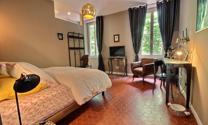 Orange House | Top-Rated Effets Personnels with Breakfast & Family-Friendly Fun
