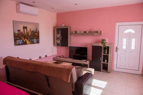 Zakharo Apartment | Elegant Efi's Home: Family-Friendly Retreat with Top Ratings
