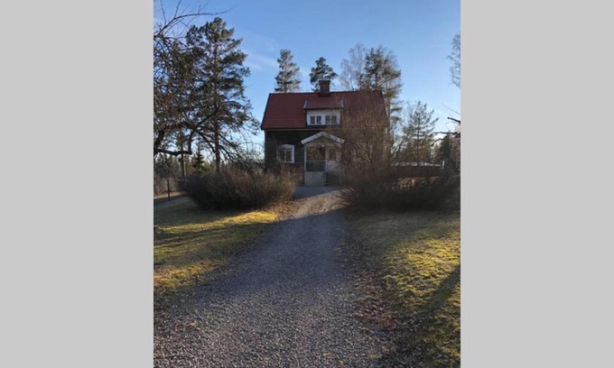 Lindesberg Villa | Cozy Villa on Egen Islandshästgård with Hot Tub & Kitchen