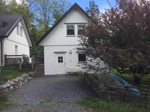Tyreso House | Charming Retreat in Tyresö Trollbäcken with Canoes Included