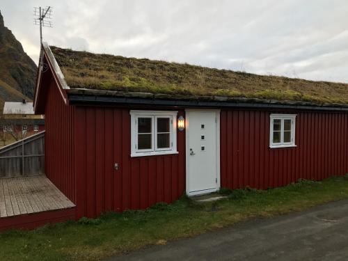 Vestvagøy House | Discover Eggum Fishermans Cabin: Child-Friendly Retreat