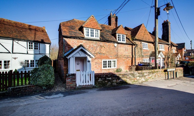 Crondall Cottage | Welcoming Eglantine Country Cottage: Pet-Friendly Retreat