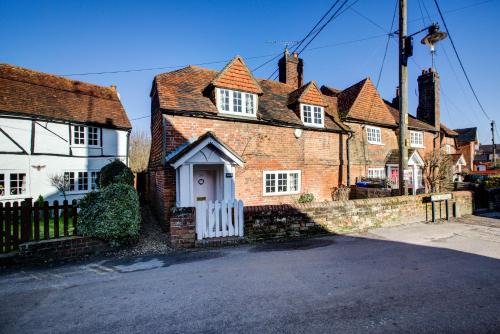 Crondall House | Pet Friendly Retreat: Eglantine with 9.2/10 Review Score