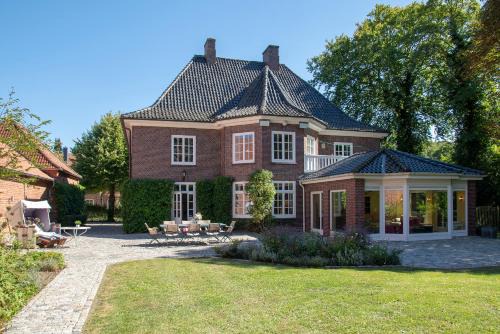 Sierksdorf House | Elegant Ehemaliges Gutshaus Oevelgönne: Pet & Child Friendly