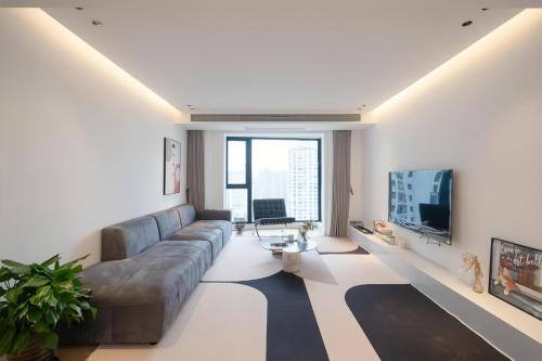 Huangpu Apartment | EHUB - Super Luxury Apt at the Bund Area with Big Balcony, Surrounded by Shopping & Dining