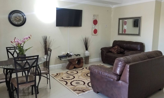 Eastwood Park Apartment | Top-Rated EI Gabriel Kingston with Oceanfront Views
