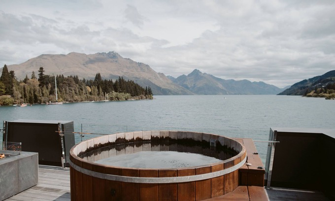 Queenstown City Centre Cabin | Elegant Eichardt's Private Hotel: Spa & Hot Tub Retreat