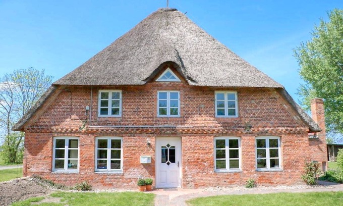 Oldenswort Apartment | Cozy Eider-domizil No.2: Ocean Views & Family-Friendly Stay