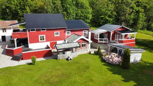 Glomset House | Cozy Koselig Låve with Fireplace and Pet-Friendly Stays