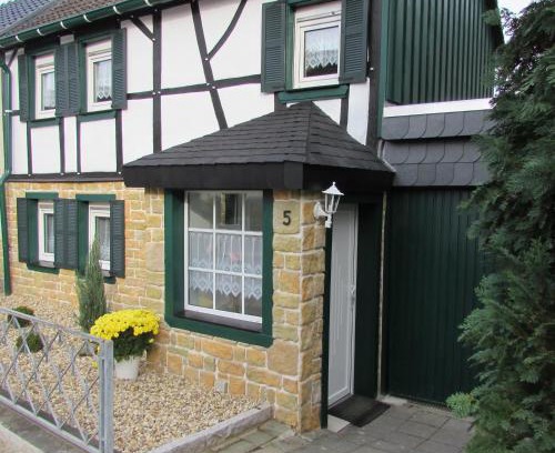 Mechernich House | Cozy Eifel Quartier Ferienhaus with Ocean View Amenities