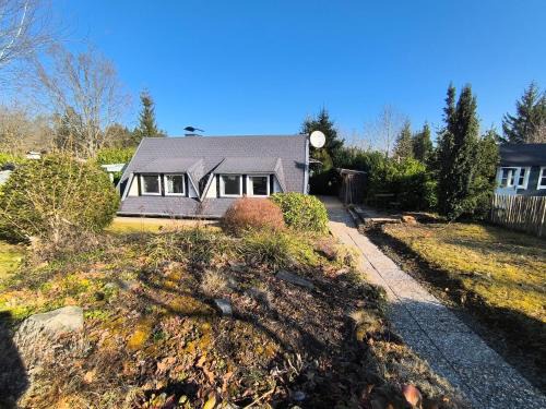 Ferienhausgebiet Hillenseifen House | Cozy Eifel Residence with Oceanfront Pool and Dining