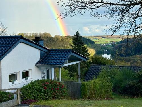 Hamm House | Family-Friendly Eifelhäuschen am See - 4-Star Hotel Stay