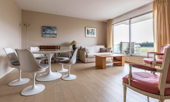 Chaillot Apartment | Elegant Eiffel Tower Skyline with Spa and Breakfast Options
