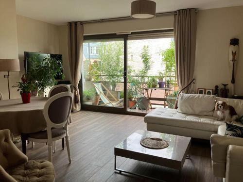 Passy Apartment | Elegant Balcony with Eiffel Tower View at Trocadero