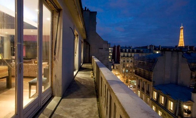 Chaillot Apartment | Experience the Eiffel Tower View from a Rooftop Retreat