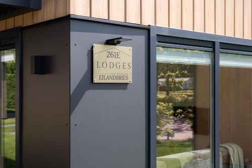 Heinkenszand Apartment | Discover Eilandbries Lodge: Pet-Friendly Oceanfront Retreat
