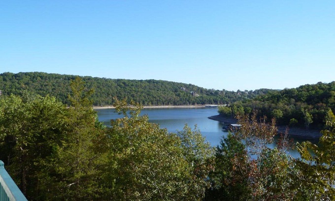 Kimberling City Condo | Eileen's and Tom's Condo: Lake View with Pool & Spa Amenities