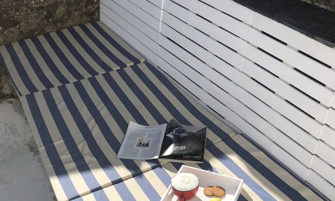 Candas House | Ein Gemütliches Häuschen 20m vom Strand mit Patios auf 2 Ebenen