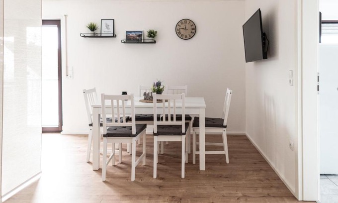 Edingen-Neckarhausen Apartment | Impressive Group and Contractor Loft with Pet-Friendly Perks