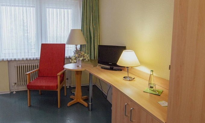 Dorfstadt House | Comfortable Einzelzimmer with Balcony at Green Night Hotel